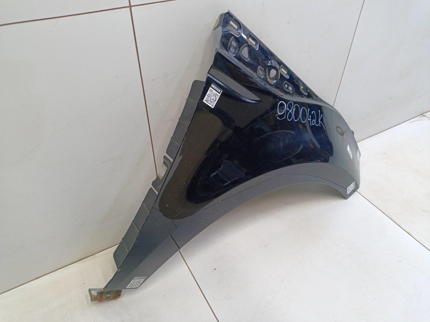 Крыло переднее правое