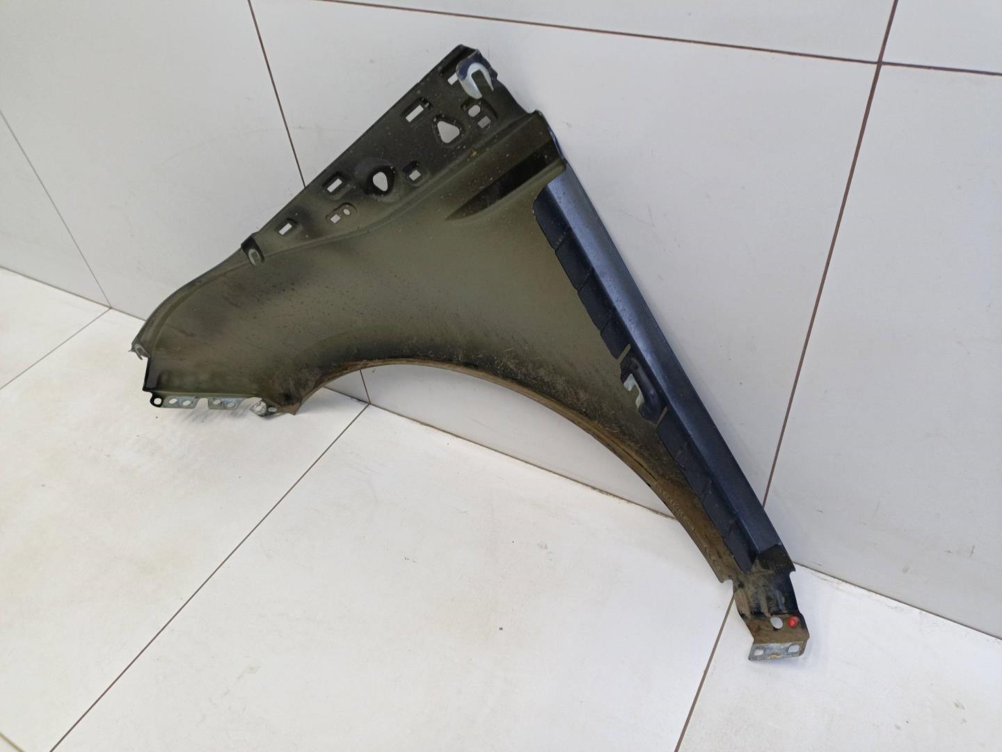 Крыло переднее правое