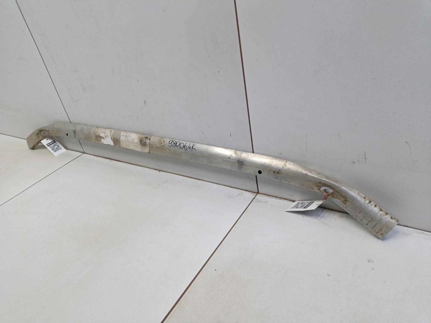 Усилитель переднего бампера