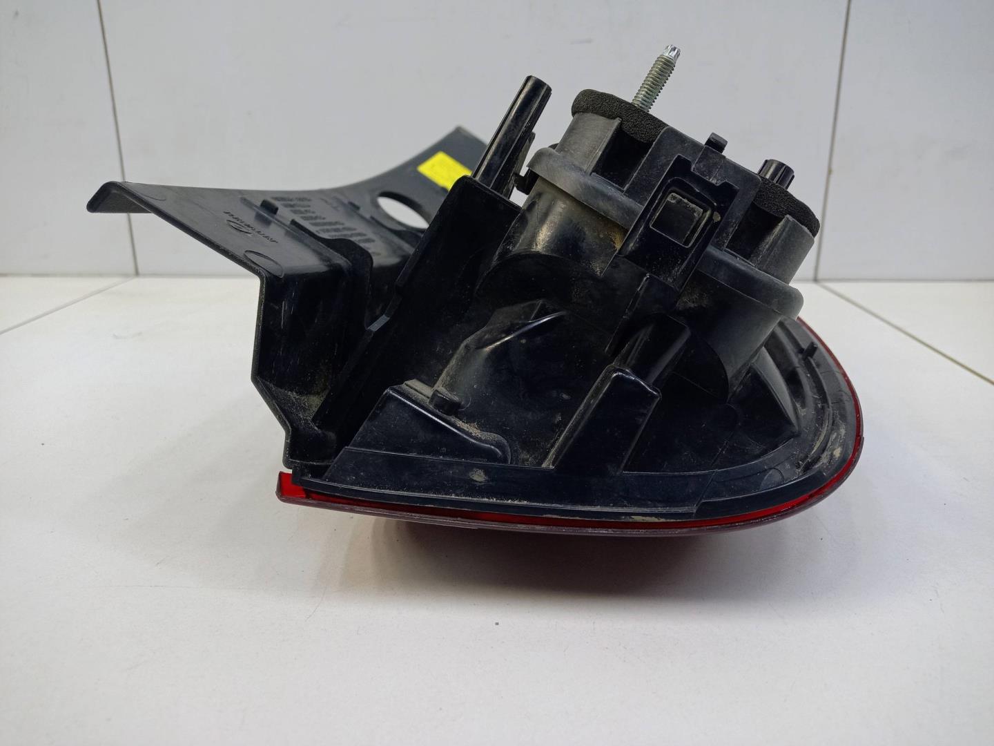 Фонарь задний наружный левый