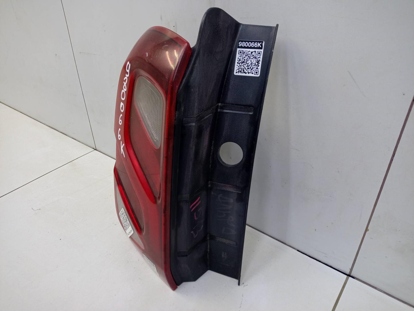 Фонарь задний наружный левый