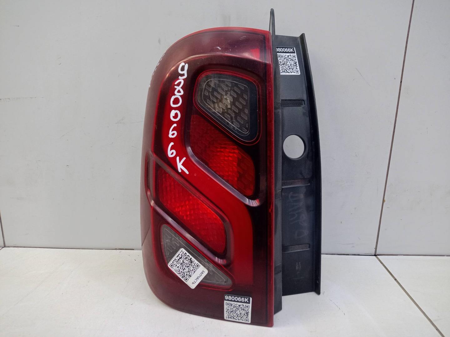 Фонарь задний наружный левый