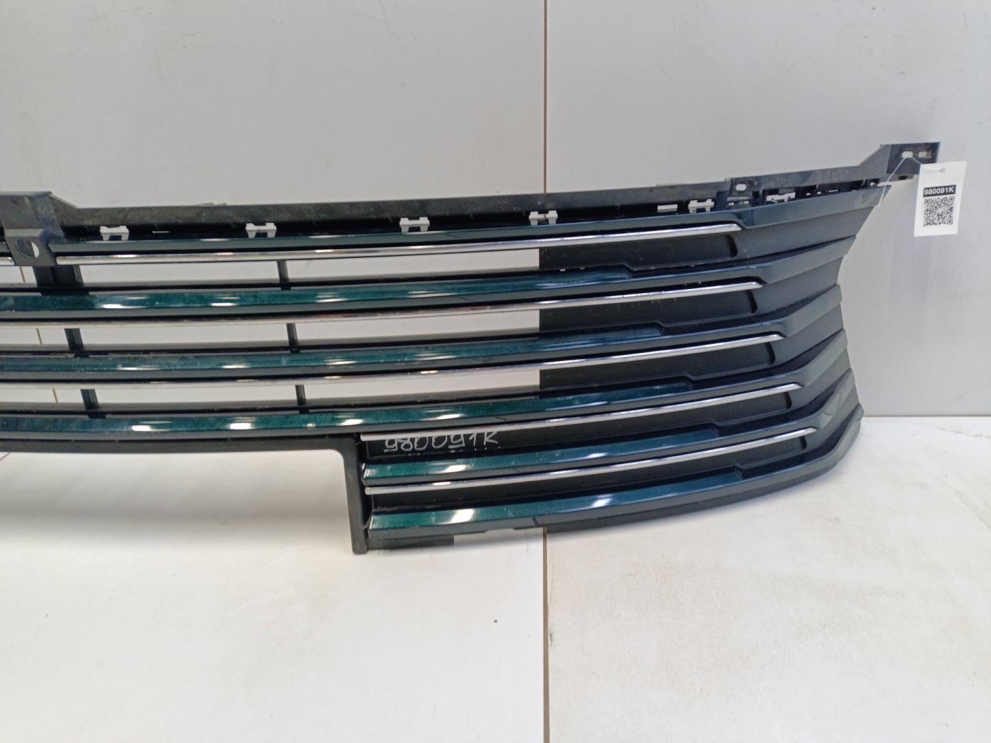 Решетка в бампер центральная