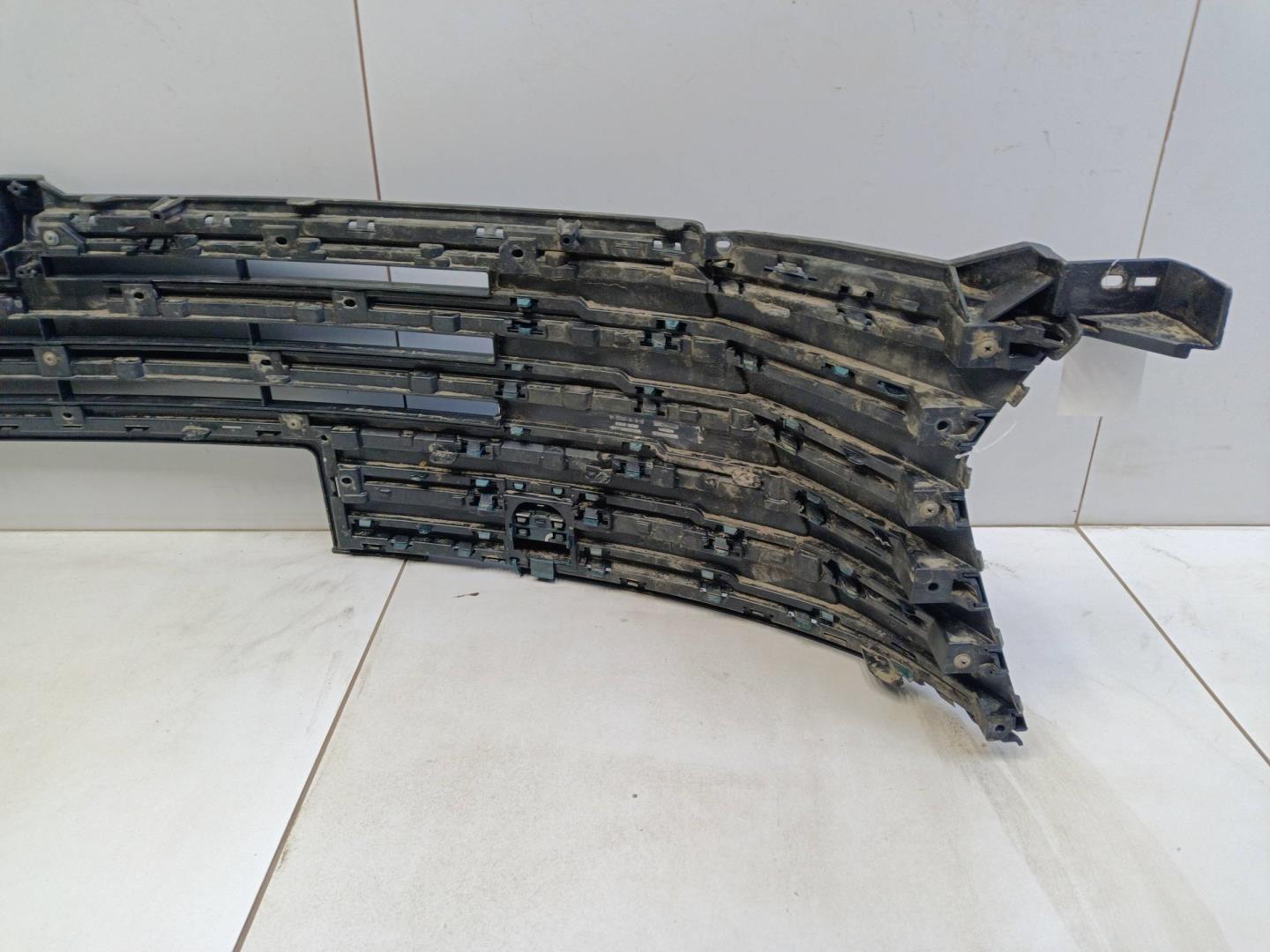 Решетка в бампер центральная