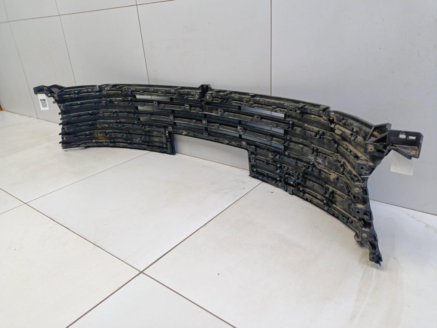 Решетка в бампер центральная