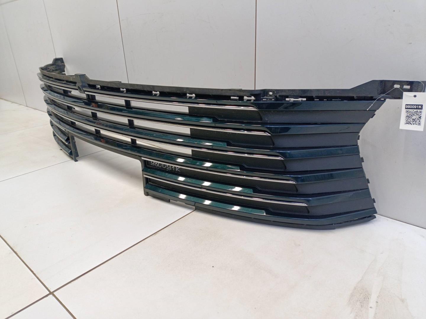 Решетка в бампер центральная