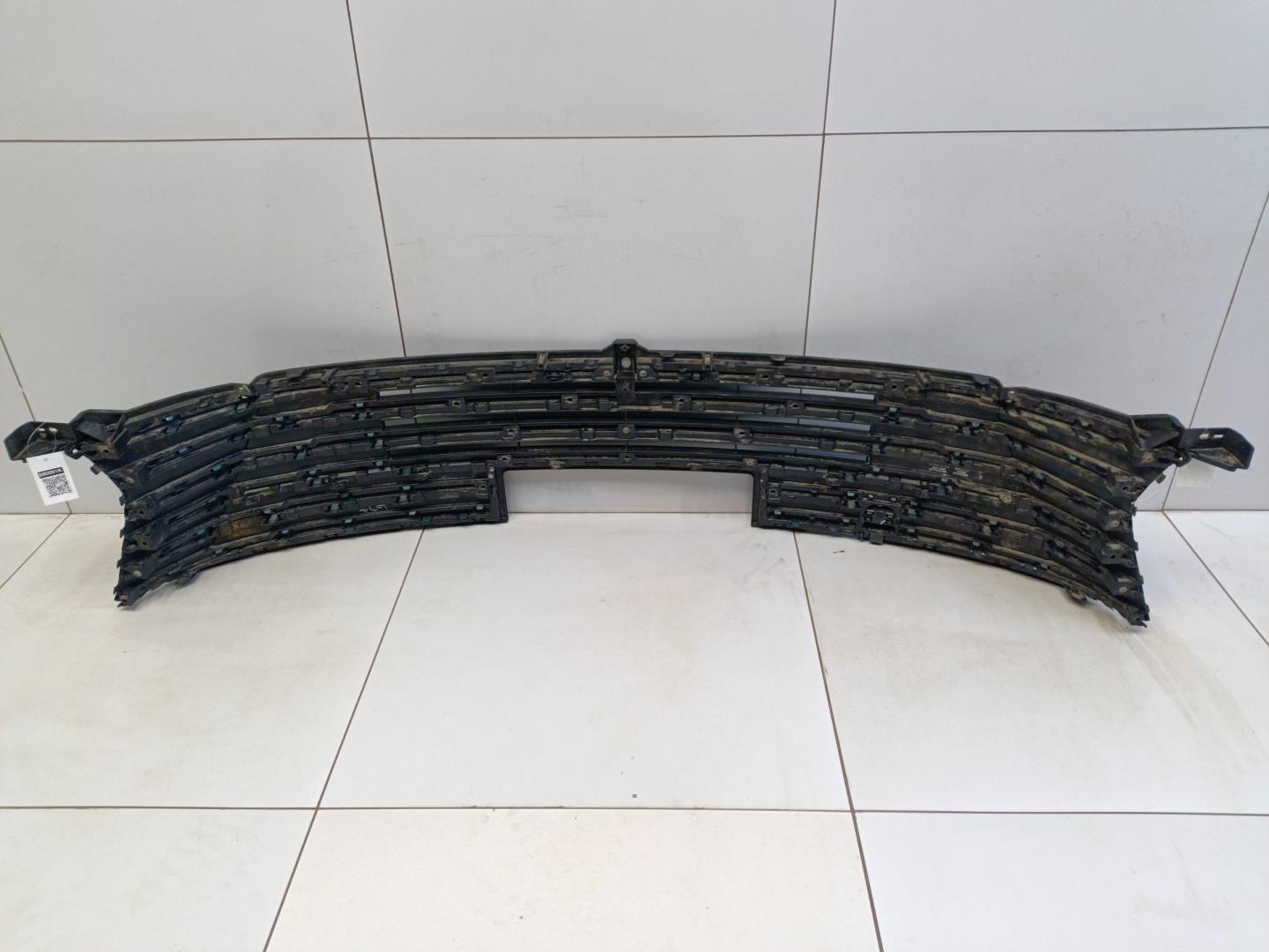 Решетка в бампер центральная