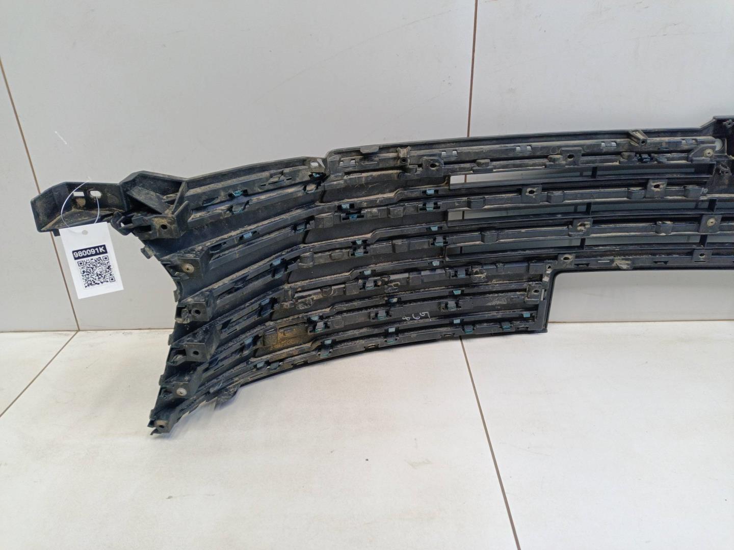 Решетка в бампер центральная