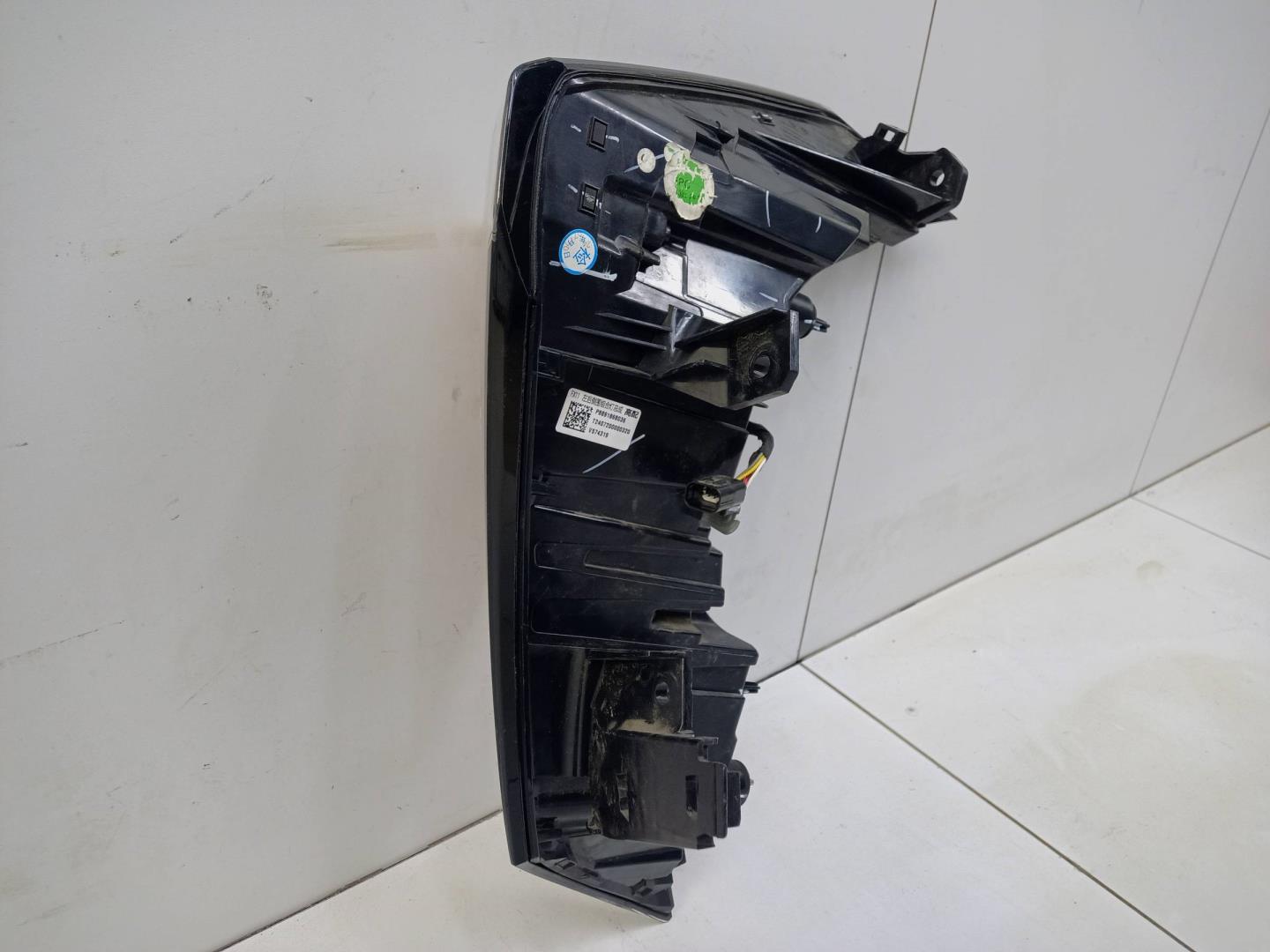 Фонарь задний наружный левый