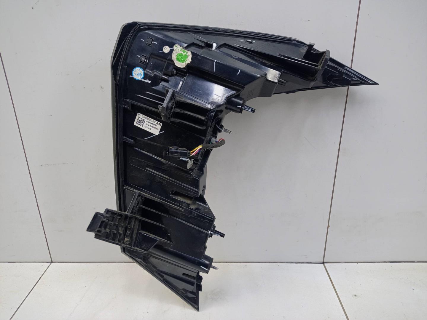 Фонарь задний наружный левый