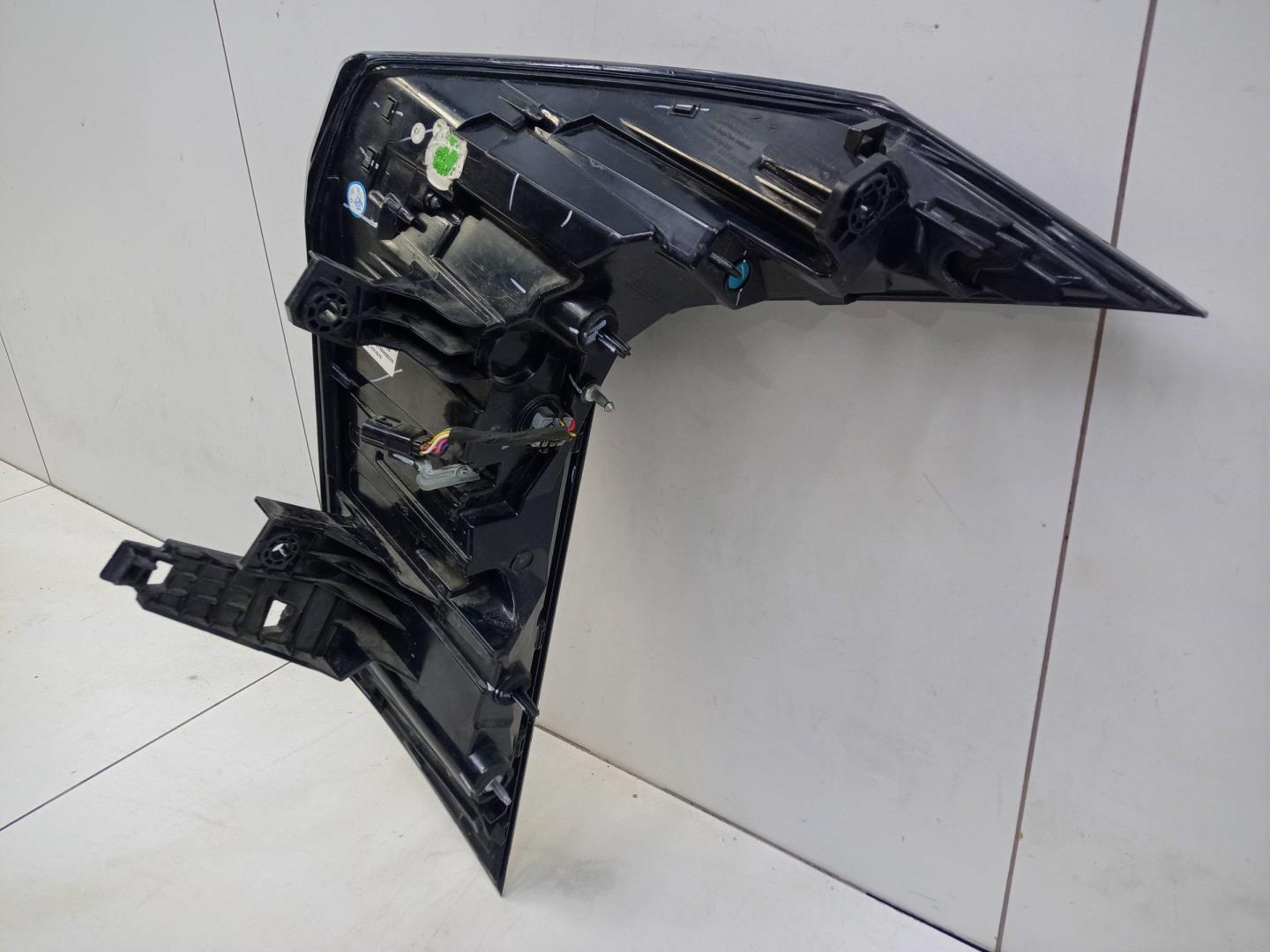 Фонарь задний наружный левый