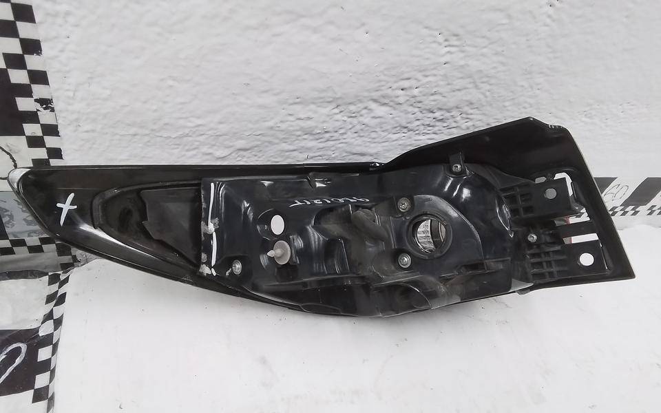 Фонарь задний наружный правый