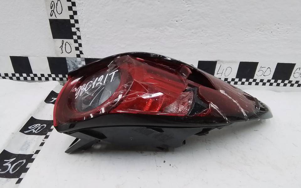 Фонарь задний наружный правый