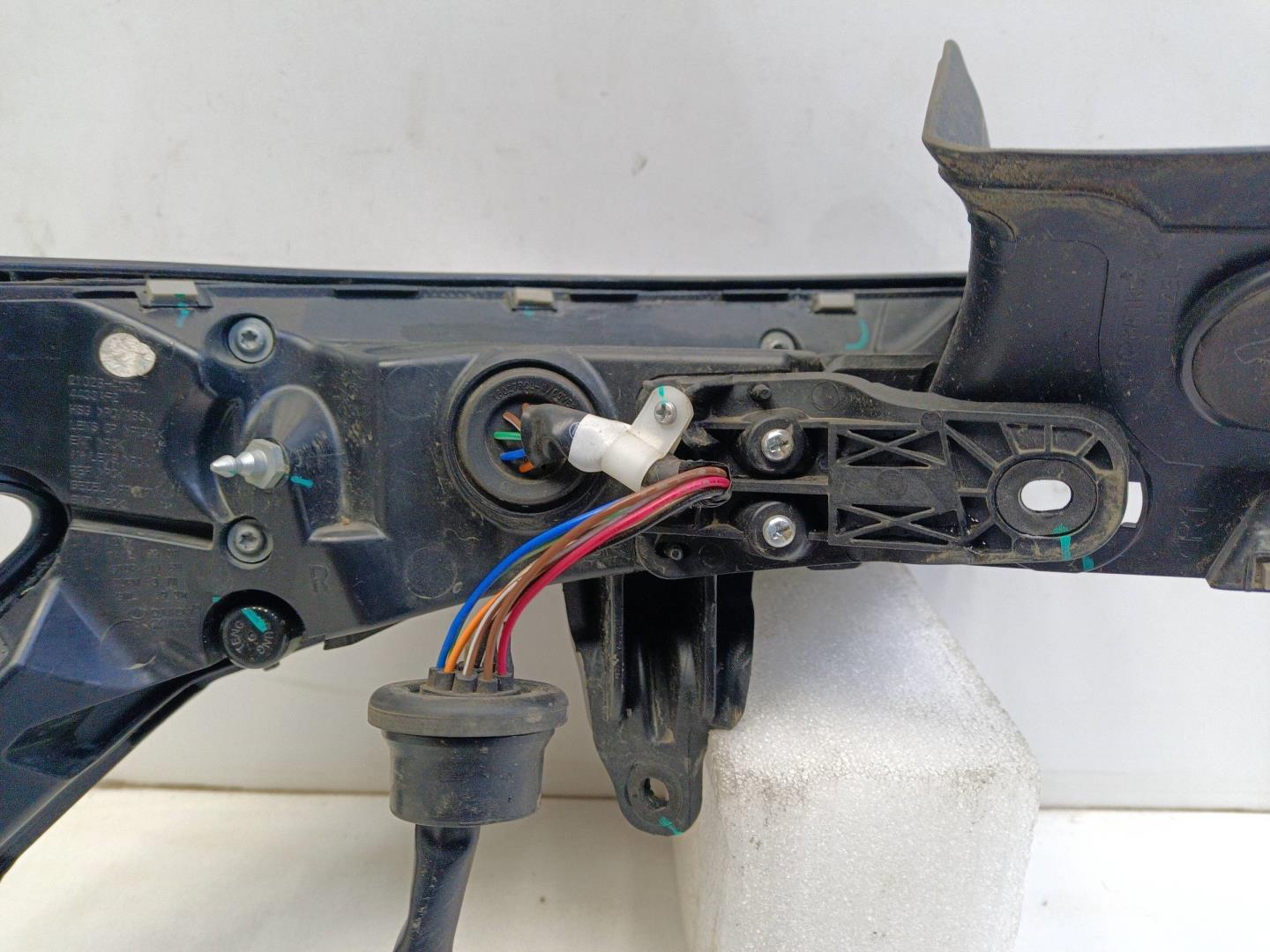 Фонарь задний наружный правый