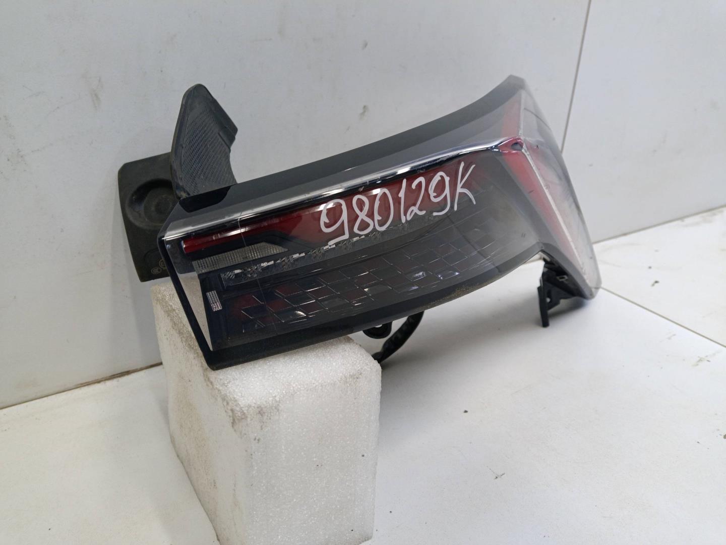 Фонарь задний наружный правый