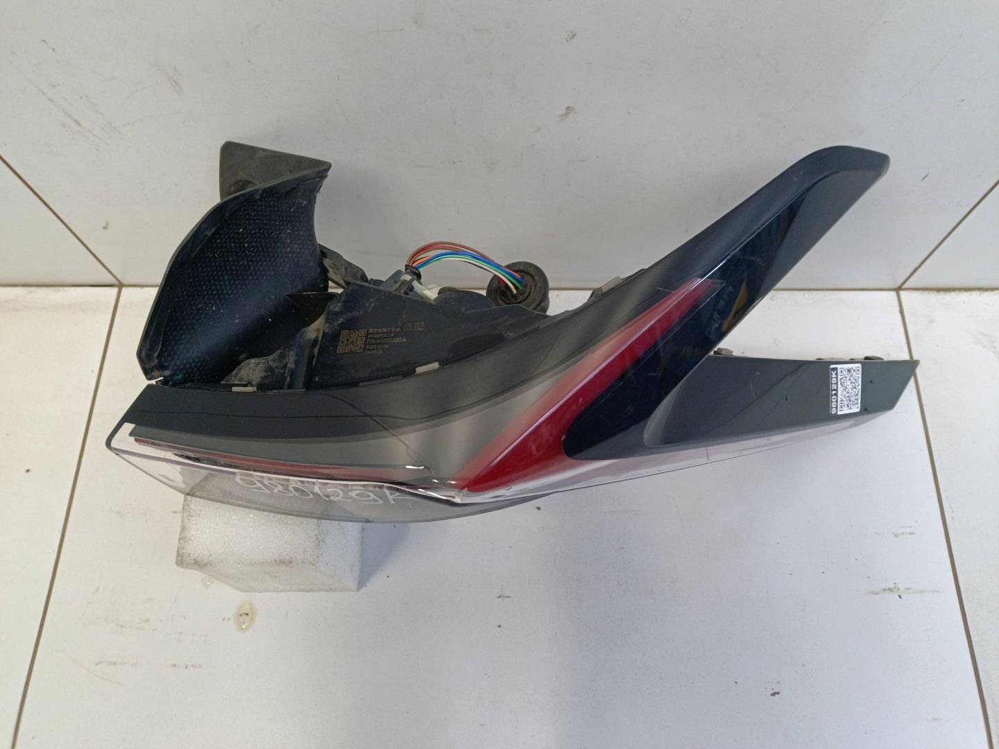 Фонарь задний наружный правый