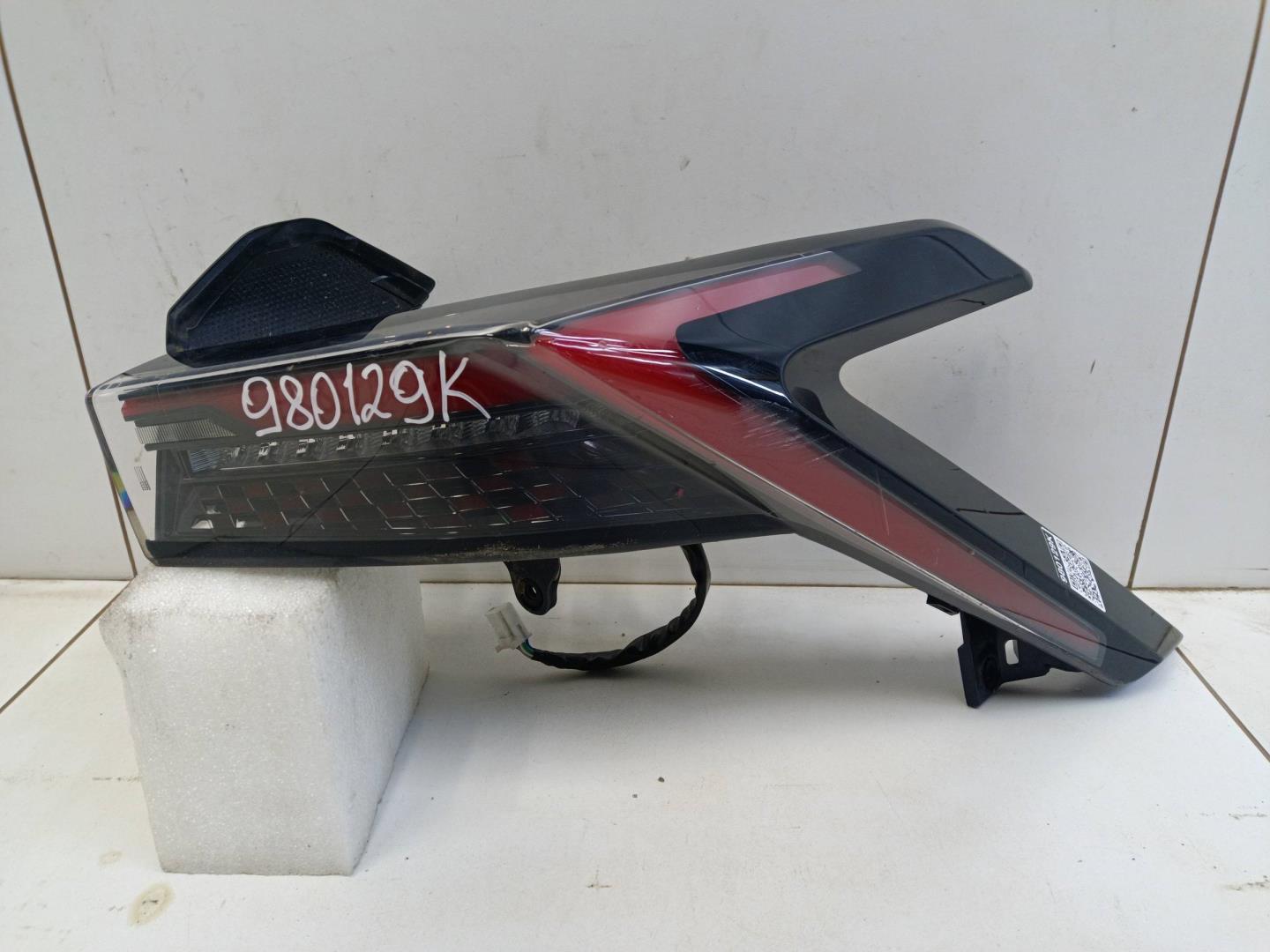 Фонарь задний наружный правый