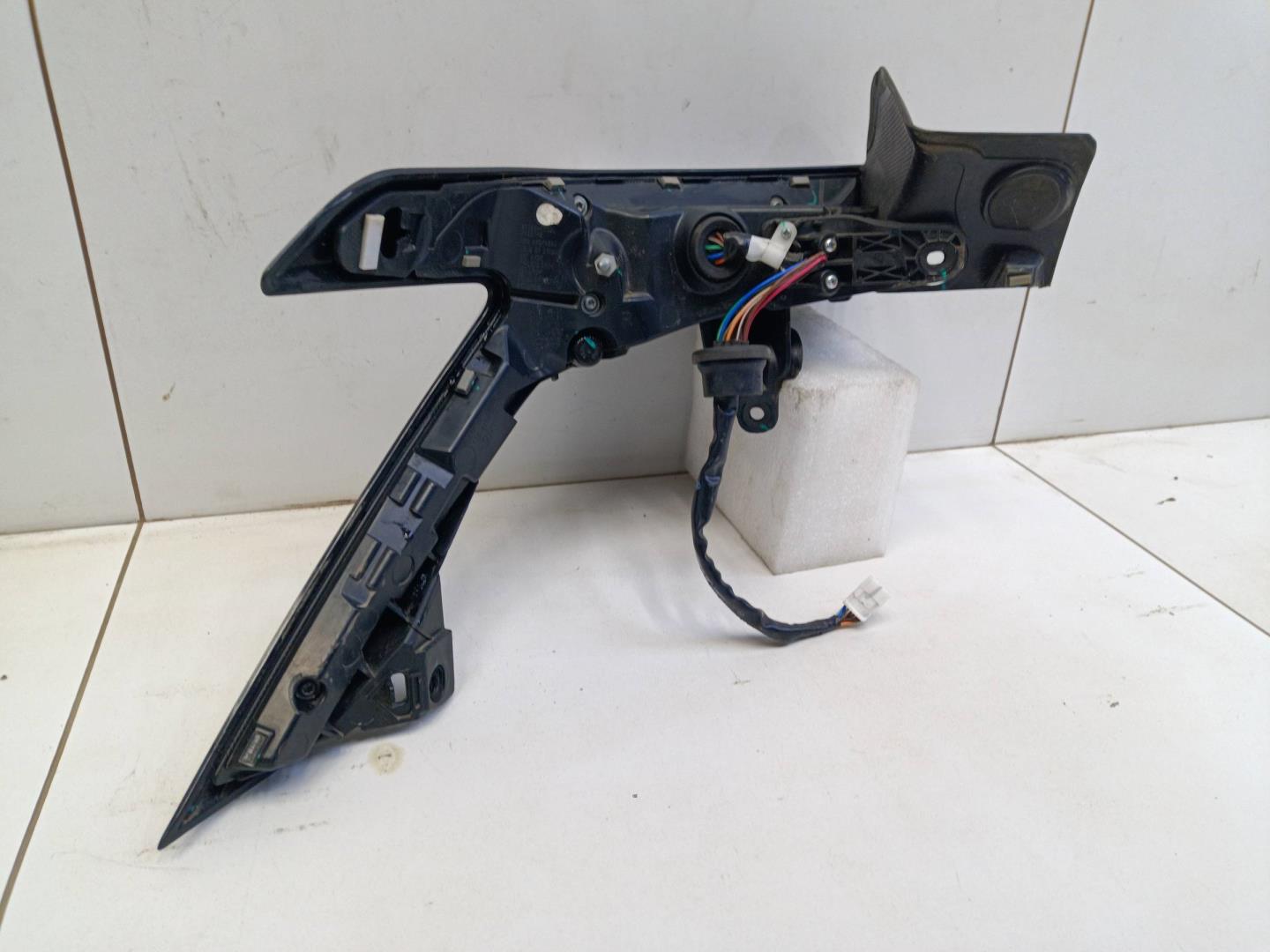 Фонарь задний наружный правый