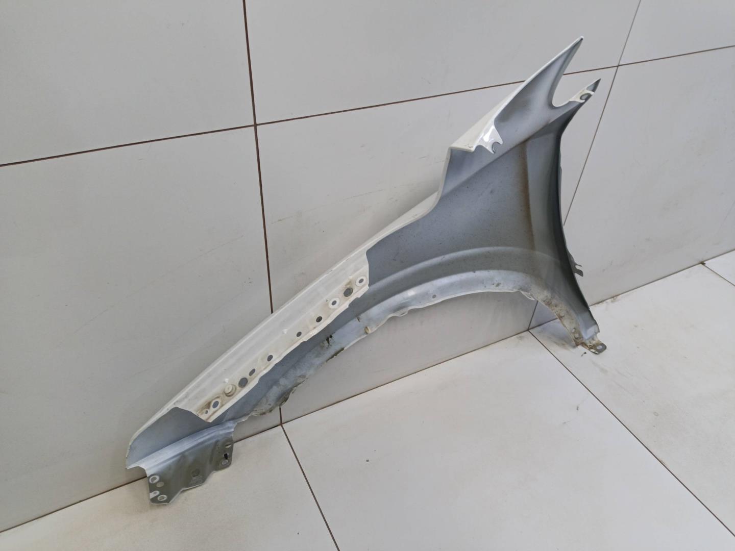 Крыло переднее правое