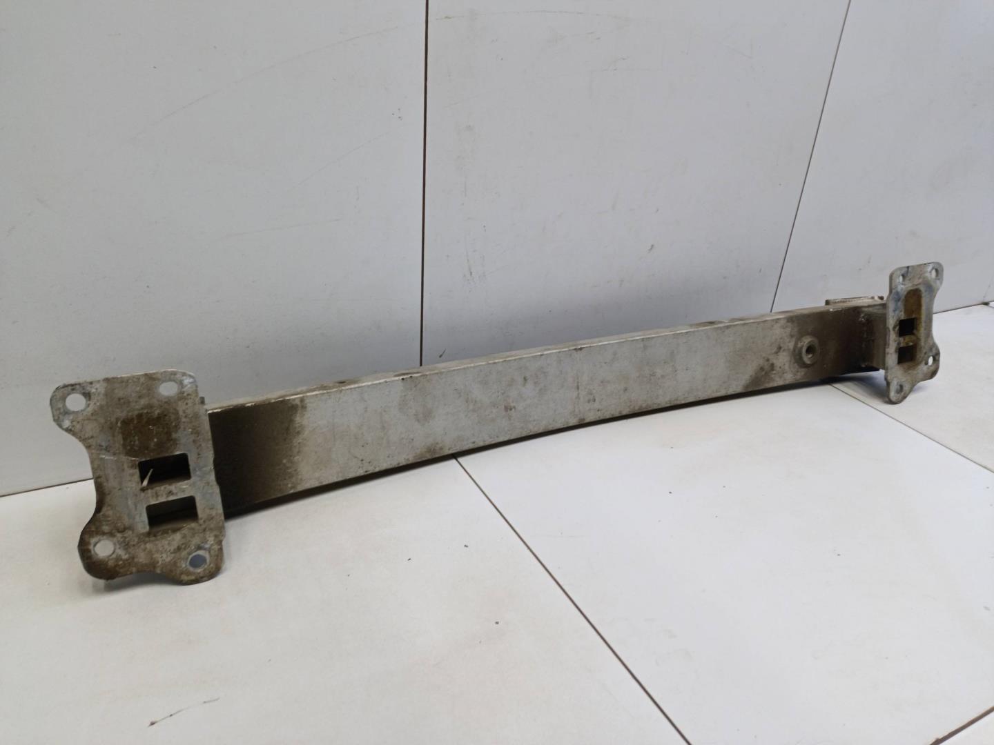 Усилитель переднего бампера