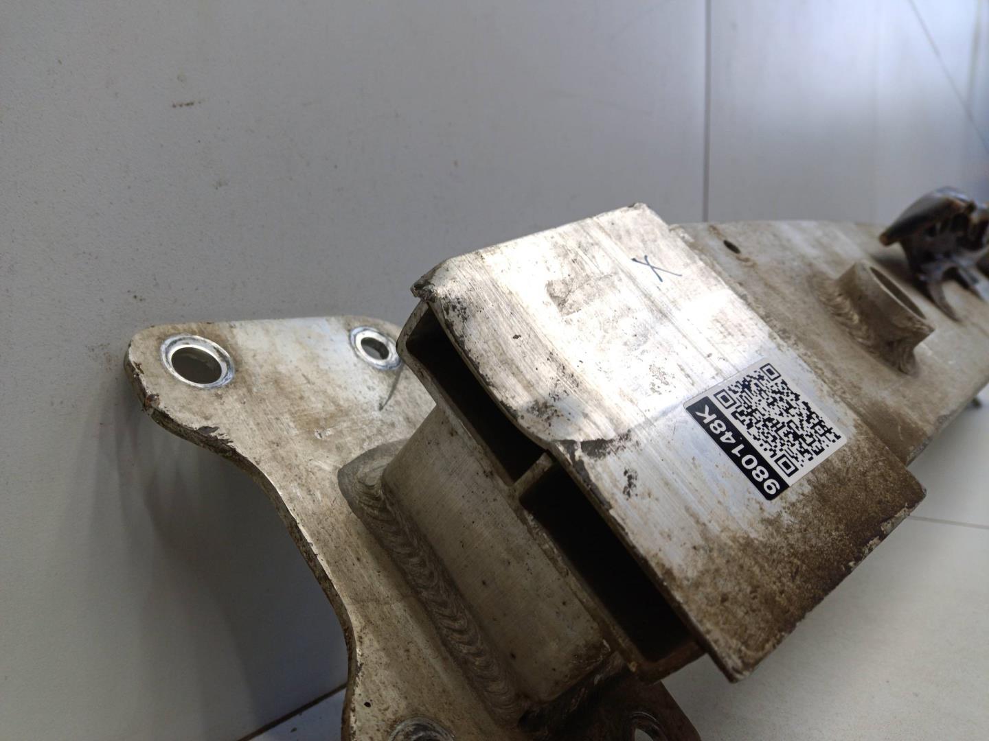 Усилитель переднего бампера