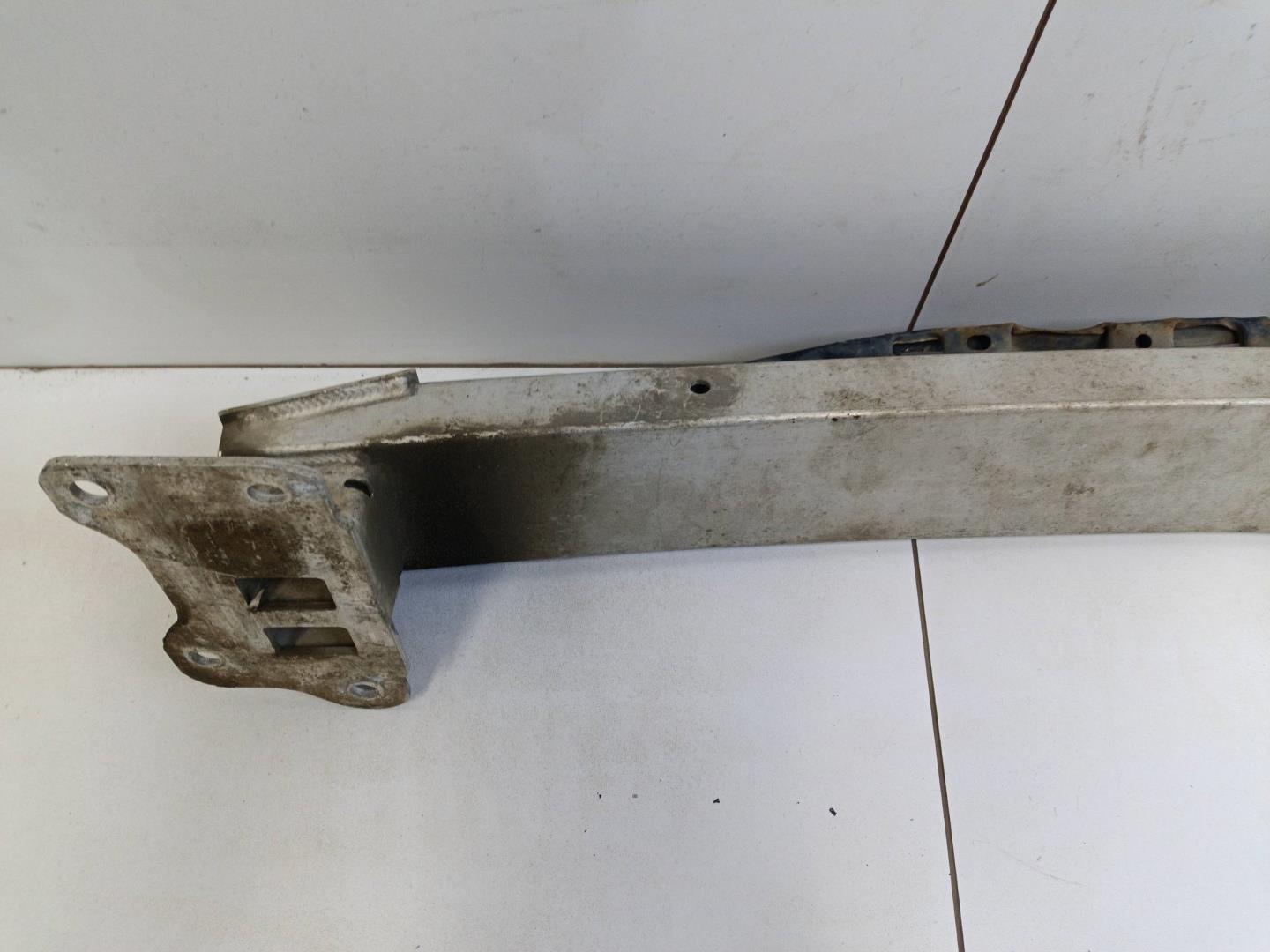 Усилитель переднего бампера