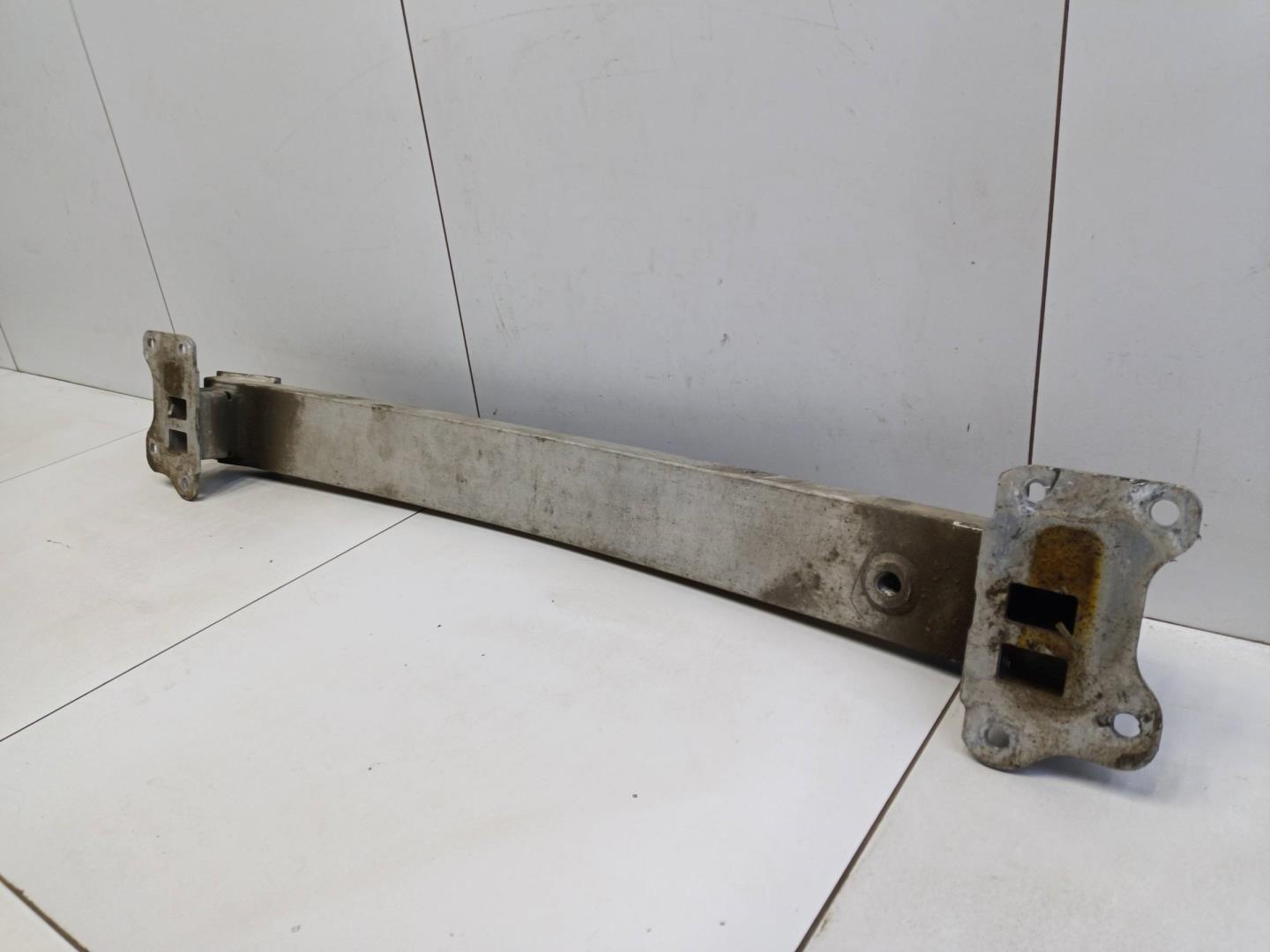 Усилитель переднего бампера