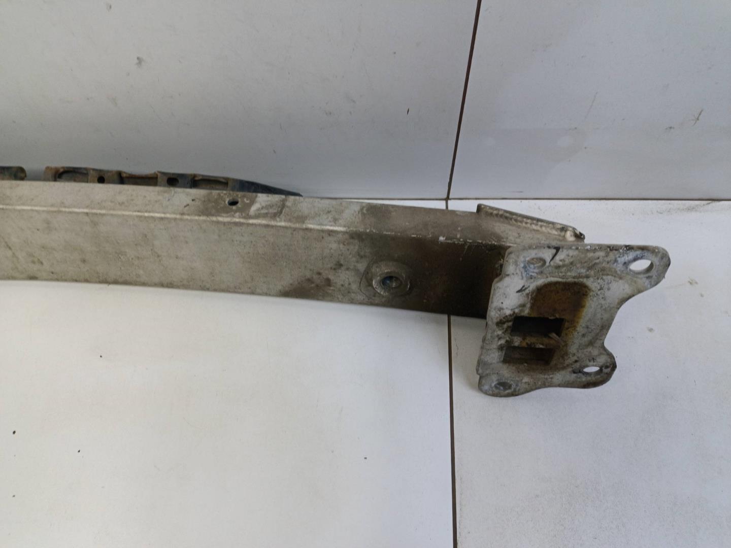 Усилитель переднего бампера