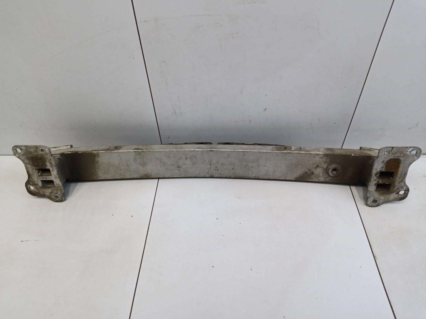 Усилитель переднего бампера