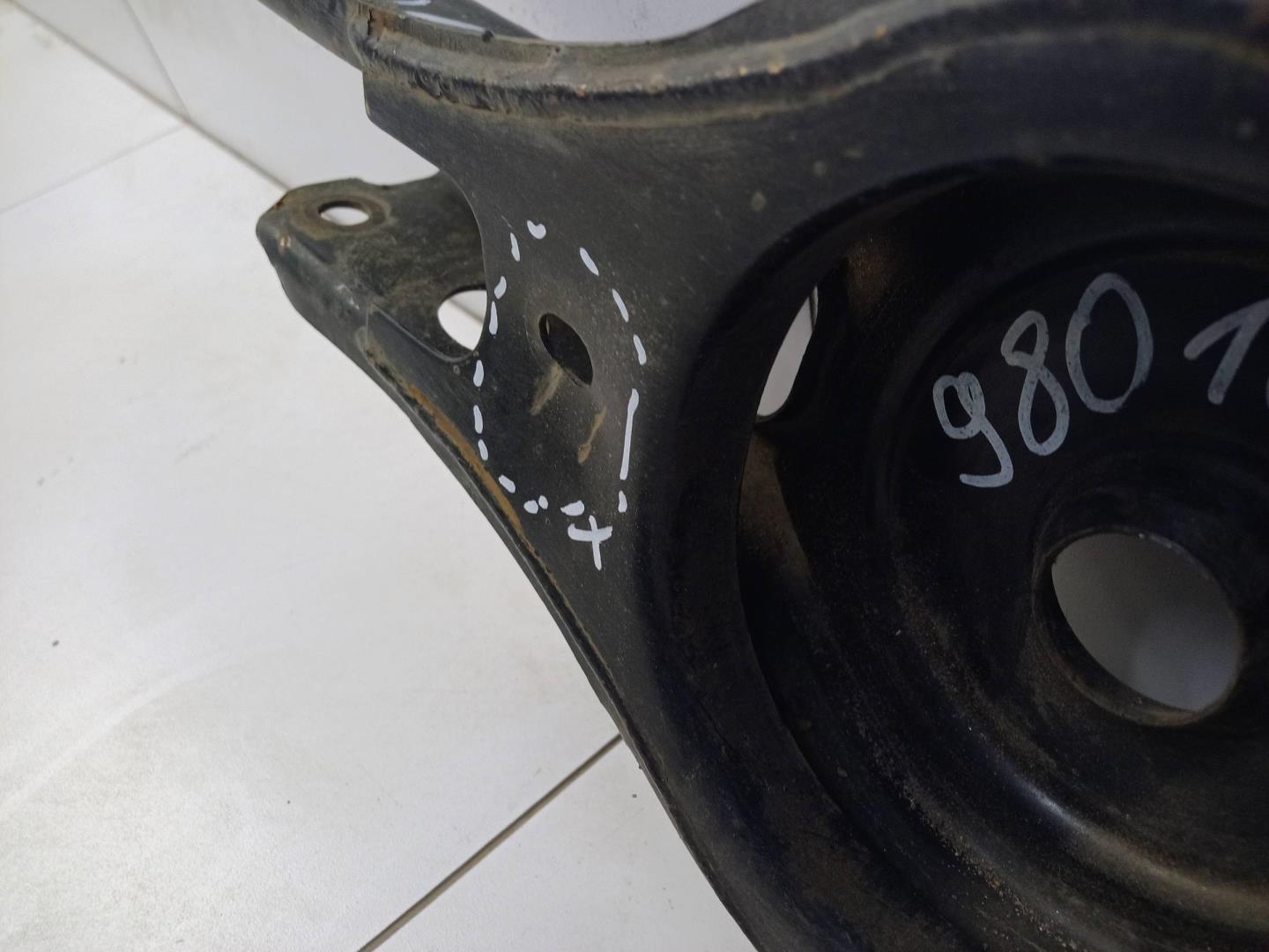 Рычаг задний поперечный