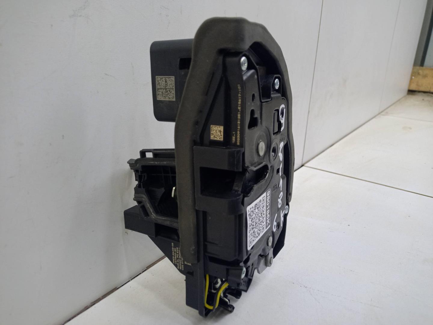 Замок двери задней правой