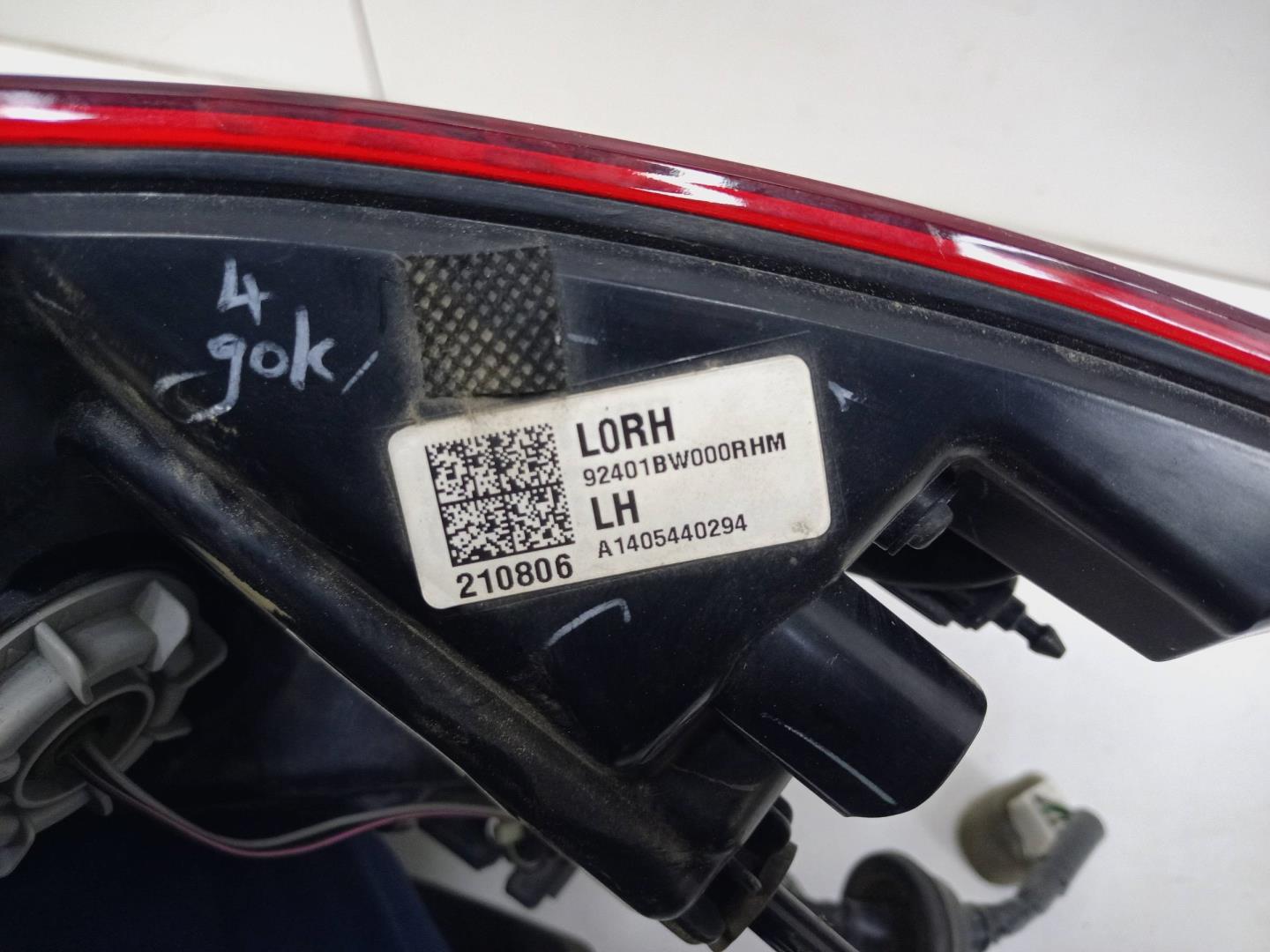 Фонарь задний наружный левый