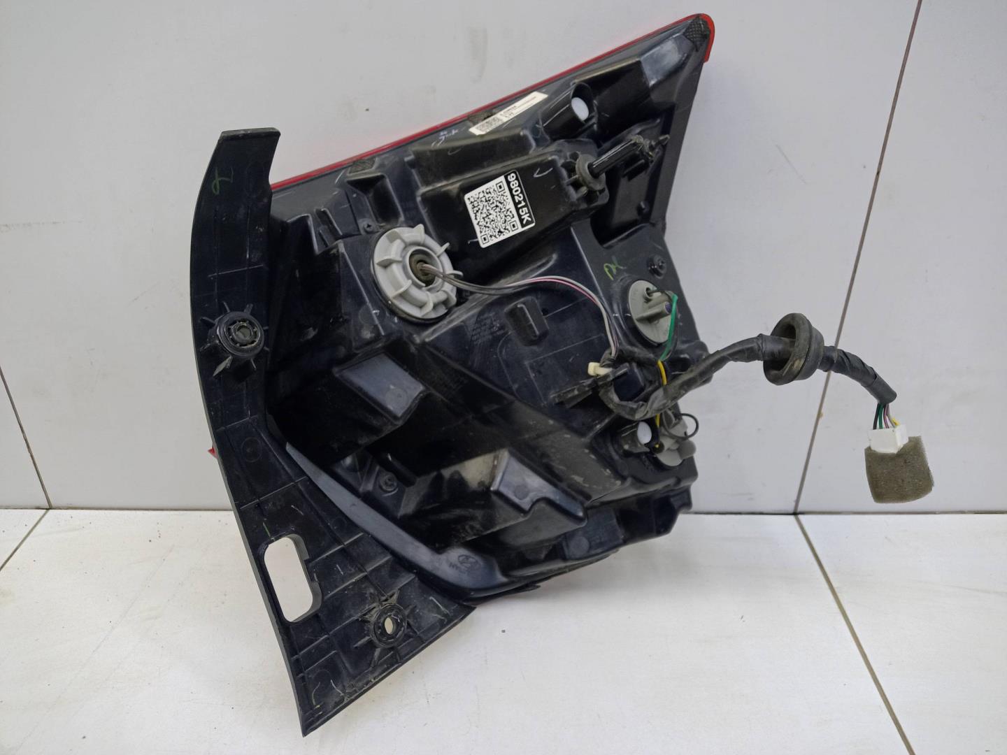 Фонарь задний наружный левый