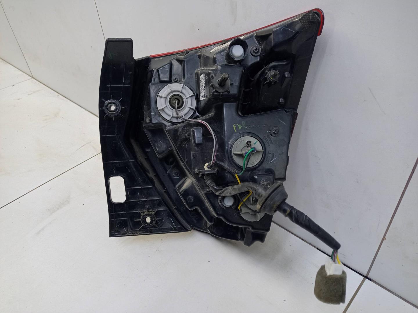 Фонарь задний наружный левый