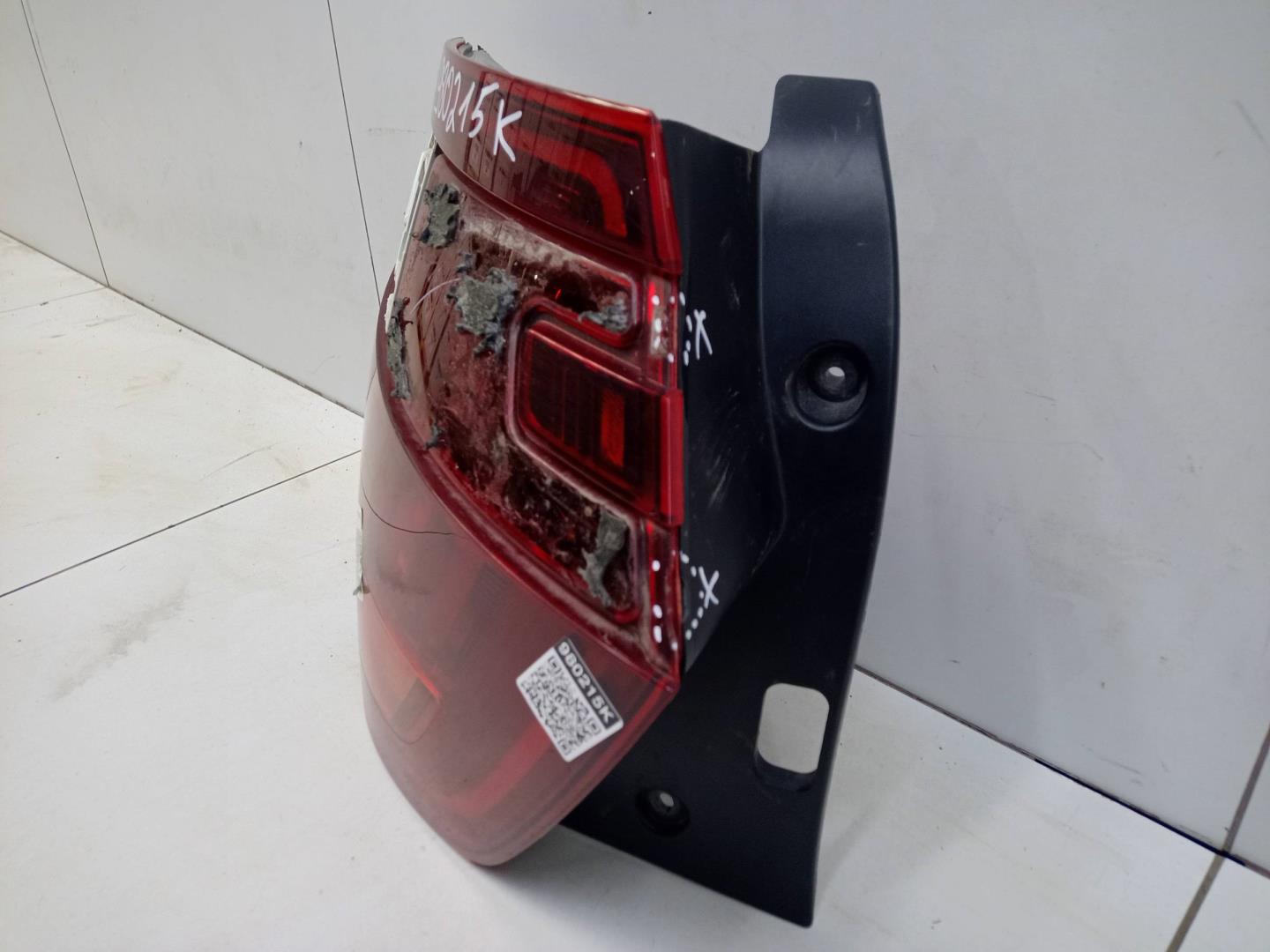 Фонарь задний наружный левый