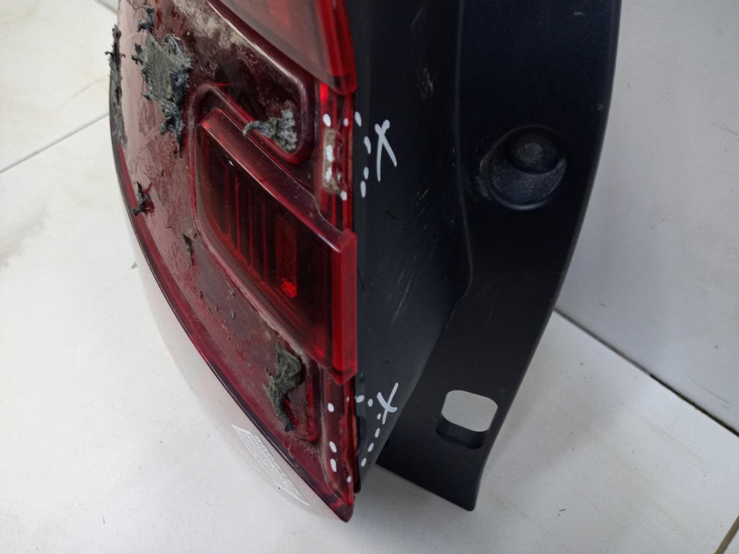 Фонарь задний наружный левый