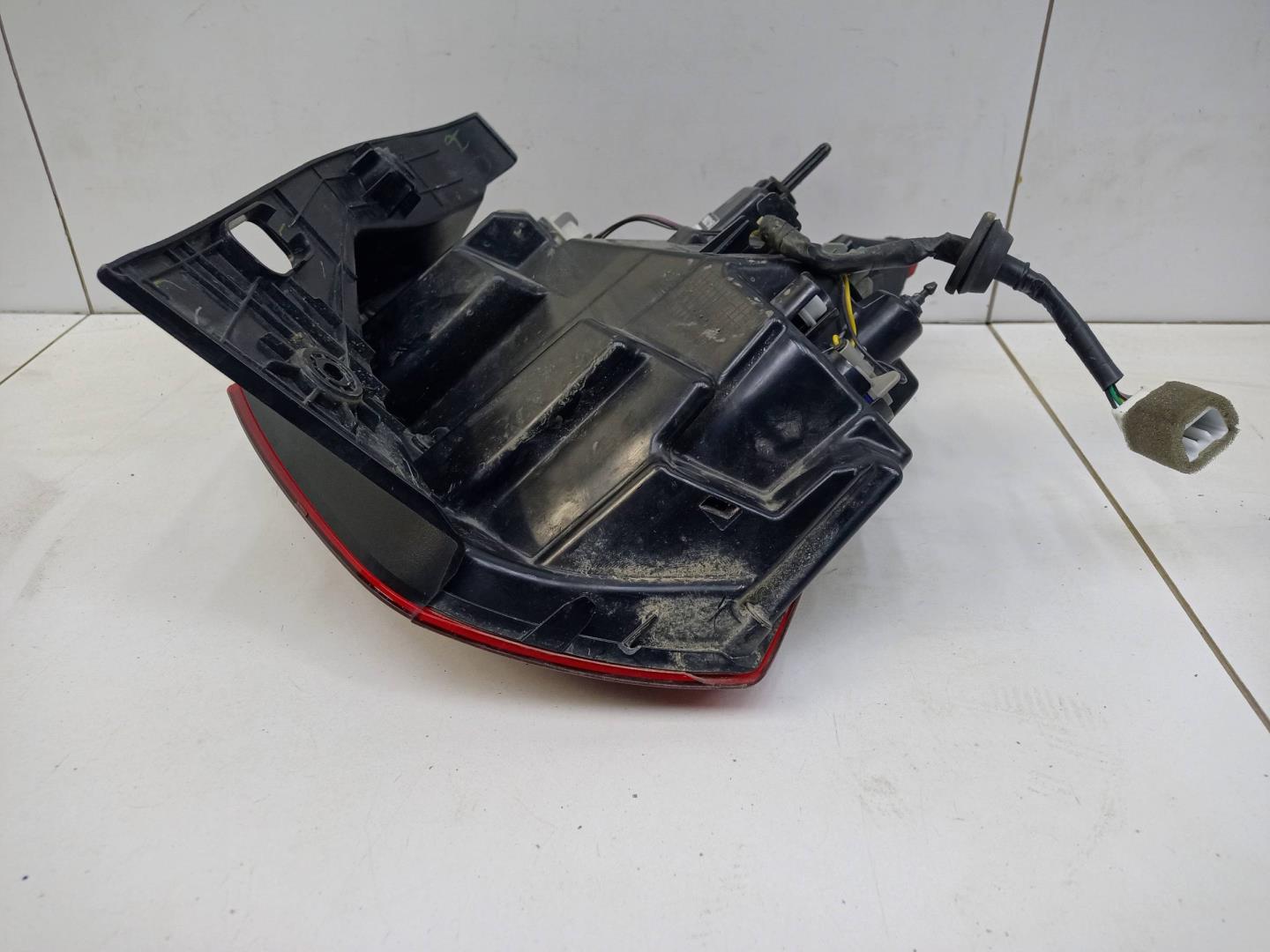 Фонарь задний наружный левый