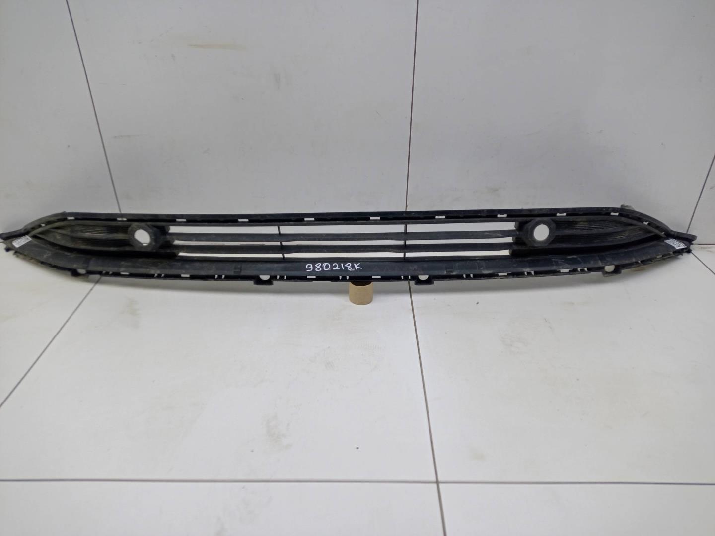 Решетка в бампер центральная