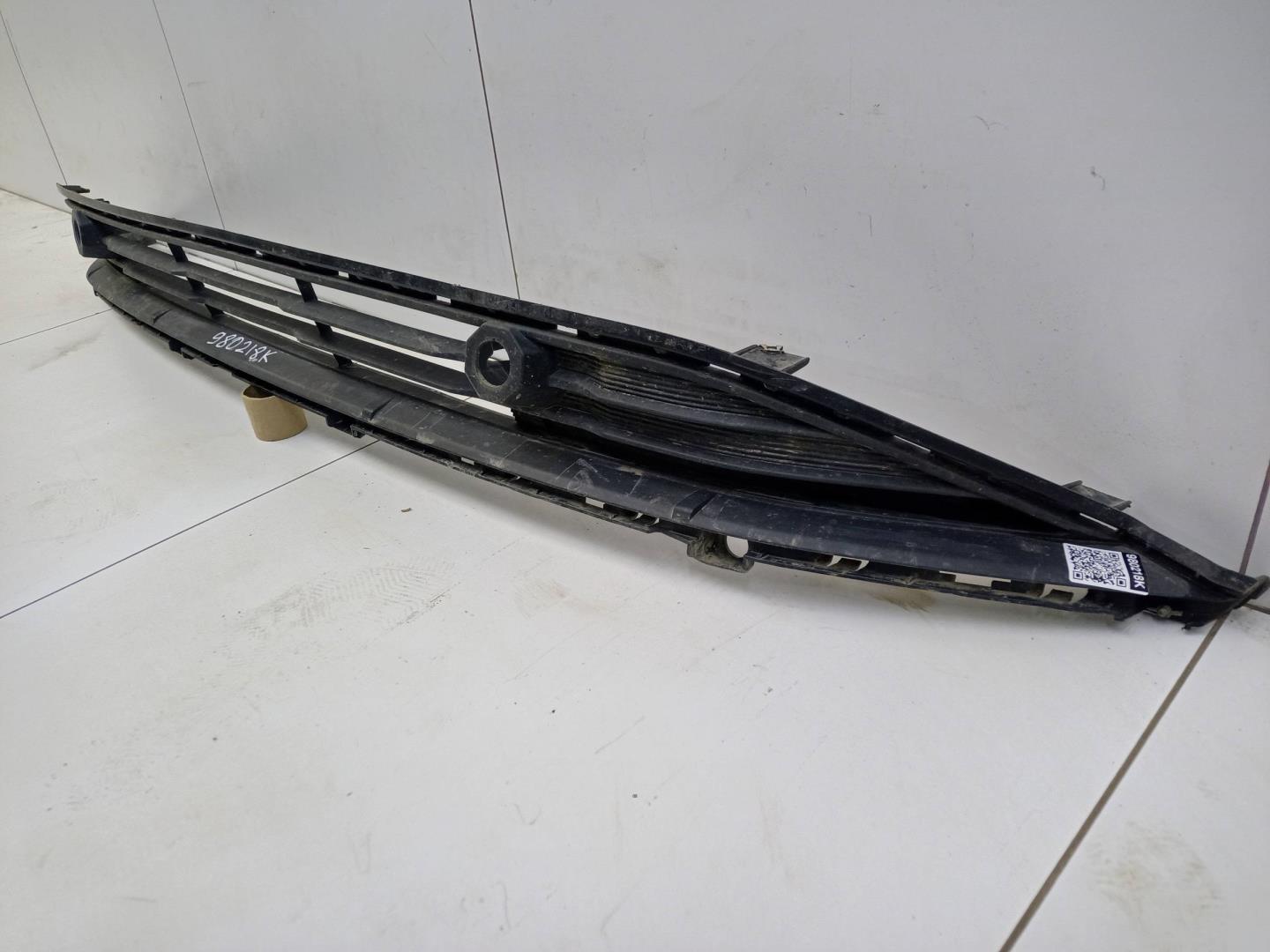 Решетка в бампер центральная