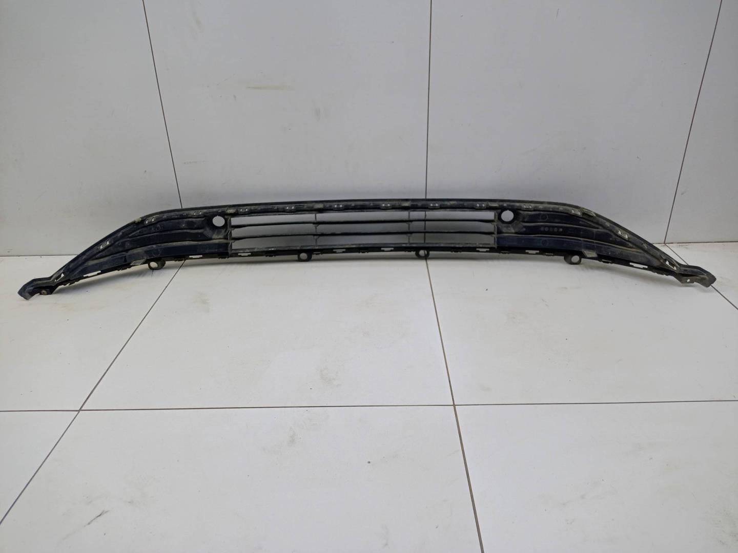 Решетка в бампер центральная