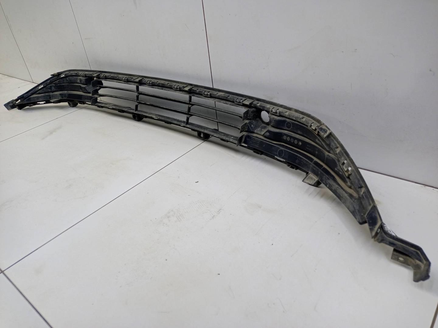 Решетка в бампер центральная