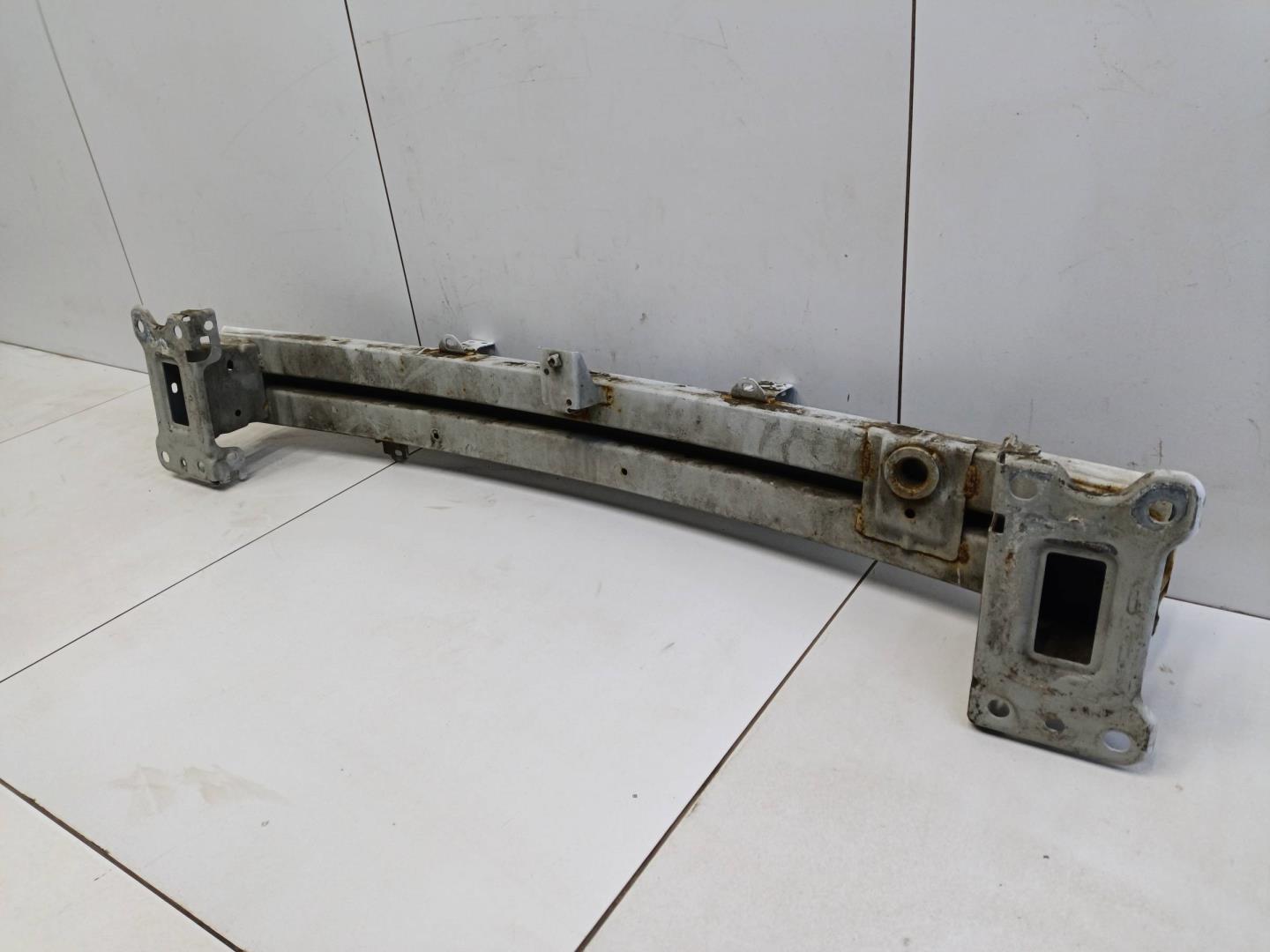 Усилитель переднего бампера