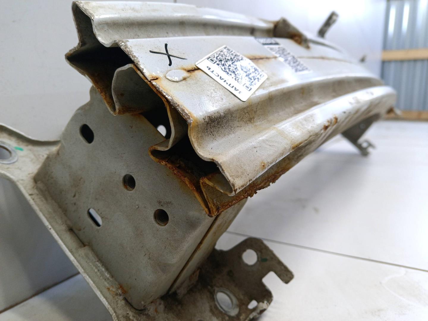 Усилитель переднего бампера