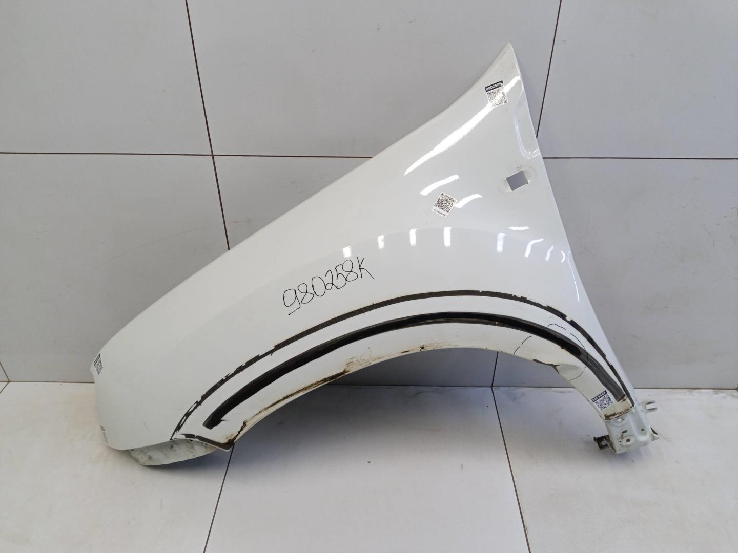 Крыло переднее левое