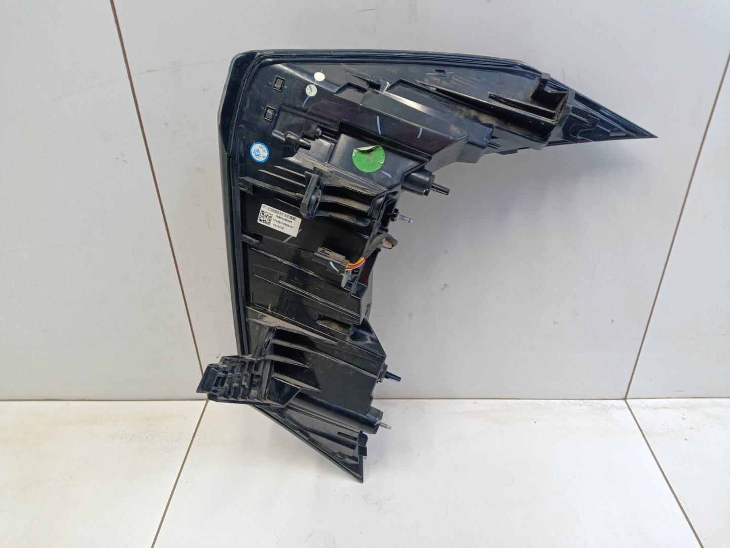 Фонарь задний наружный левый