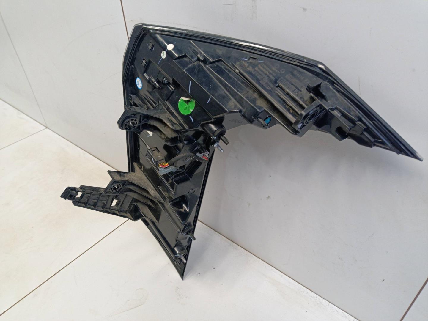 Фонарь задний наружный левый