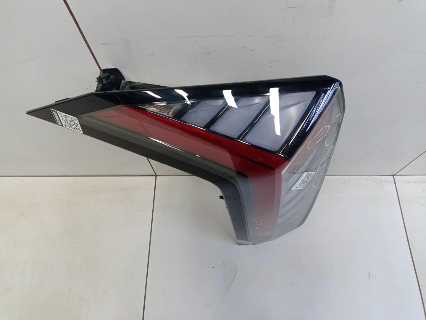 Фонарь задний наружный левый