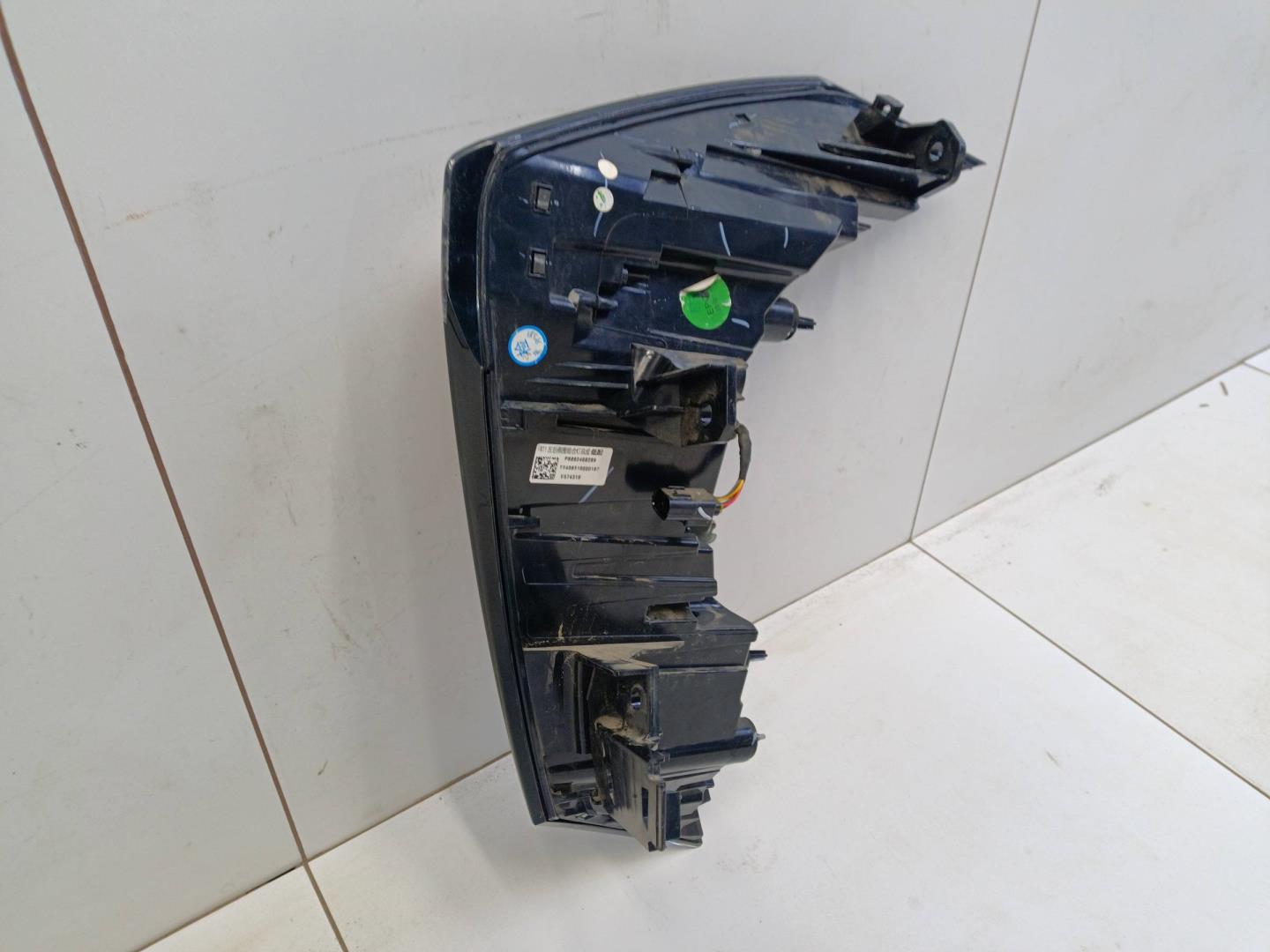 Фонарь задний наружный левый