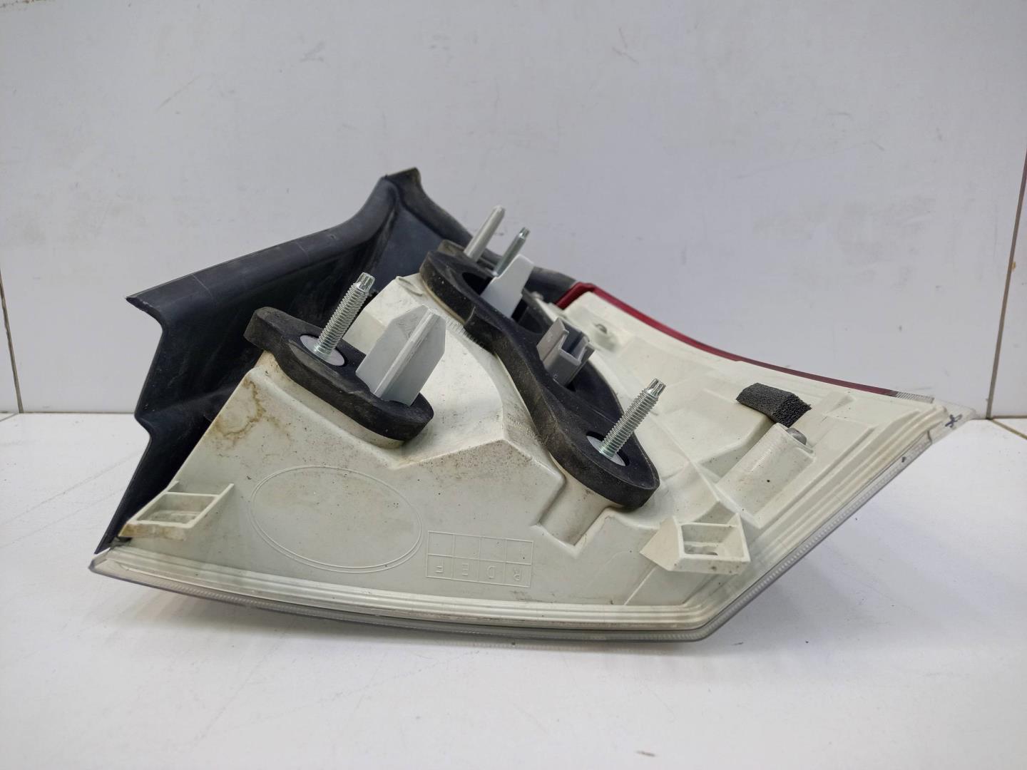 Фонарь задний наружный левый