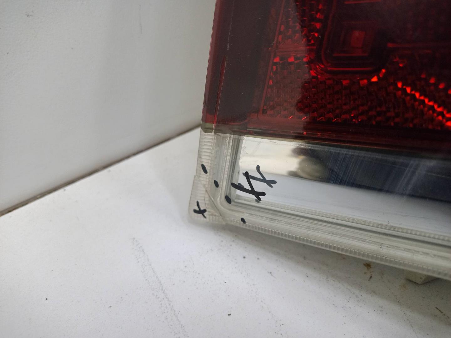 Фонарь задний наружный левый